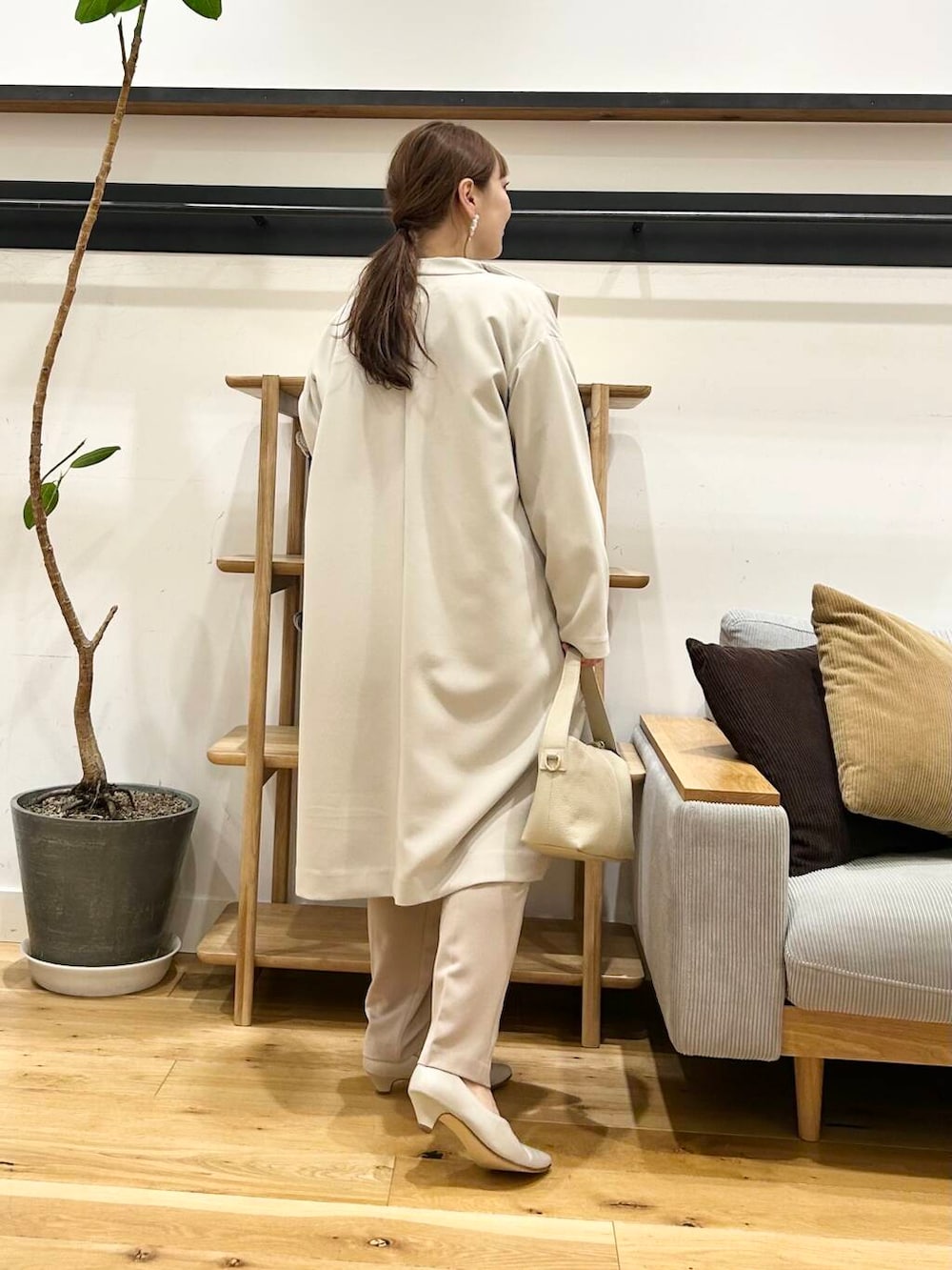 「セレモニースタイル、doors、低身長コーデ、40代、骨格ストレート、イエベ春、ストレート×イエベ春」｜「URBAN RESEARCH DOORSのペプラムトップスセットアップ（セットアップ、ベージュ系）」を使った、+++ゆき+++さん（レディース・151cm）の冬コーディネートの5枚目の写真