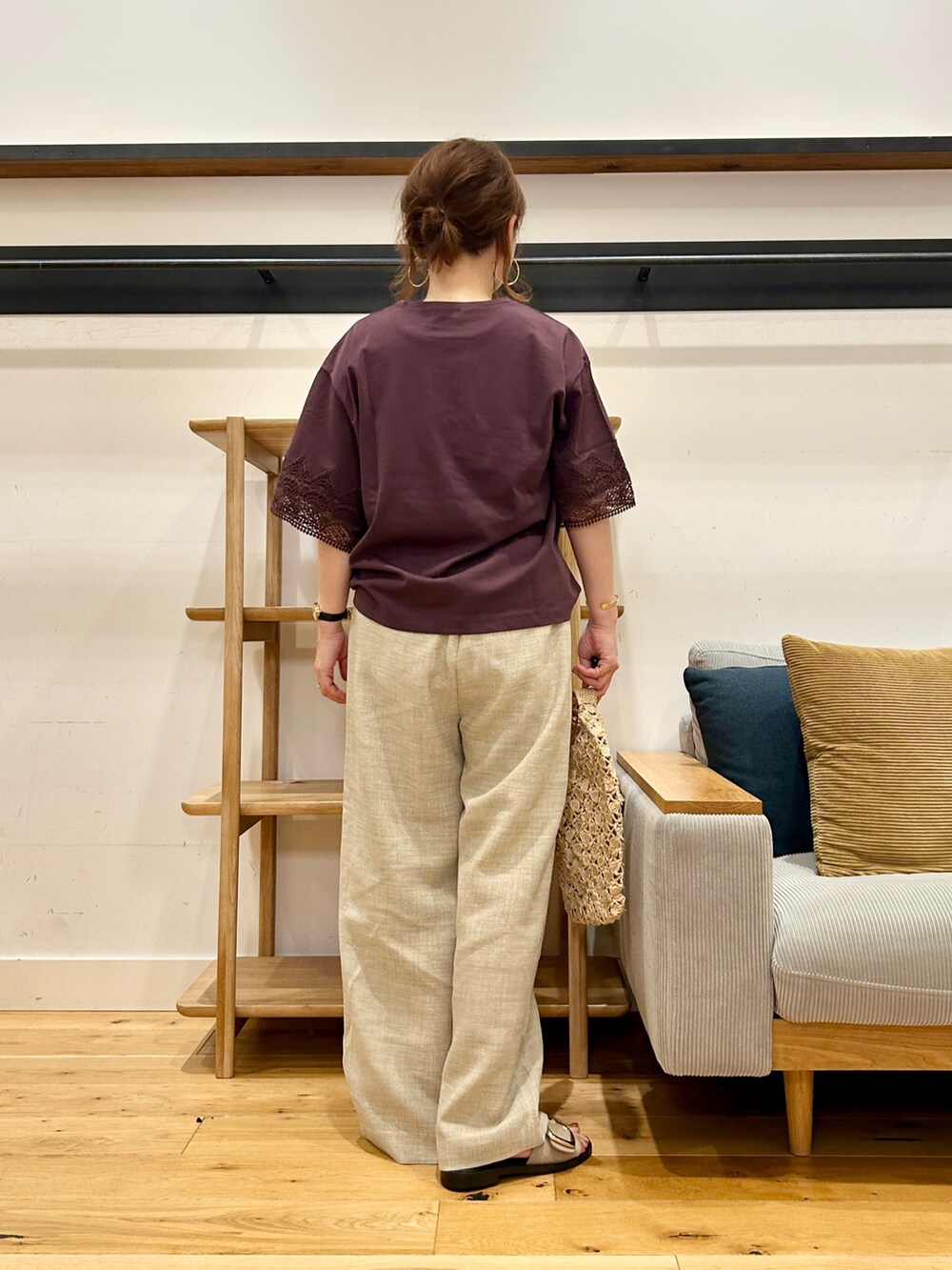 ブラウン系のTシャツ/カットソー、ベージュ系のその他パンツ、ベージュ系のサンダルを着用したレディースの春コーディネートの3枚目の写真