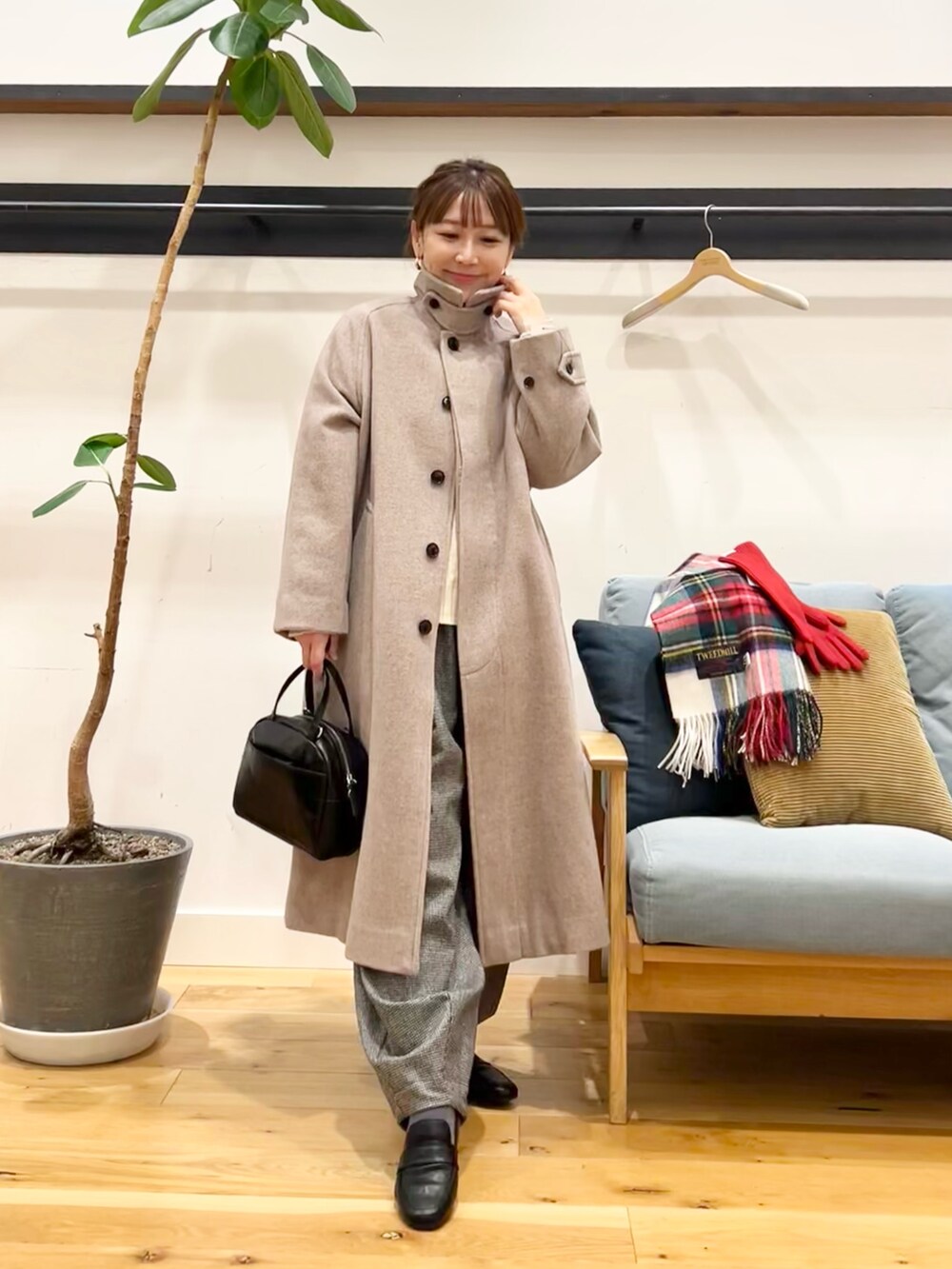 ホワイト系のニット/セーター、グレー系のその他アウターを着用したレディースの冬コーディネートの5枚目の写真