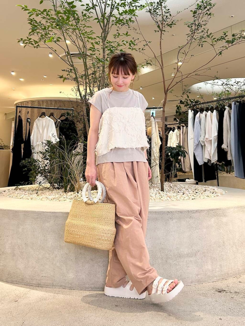 「doors、低身長コーデ、40代、骨格ストレート、イエベ春、ストレート×イエベ春、ストレート×イエベ、カジュアル派のtシャツコーデ」｜「かぐれのジャガードキャミソール（Tシャツ/カットソー、ホワイト系）」を使った、+++ゆき+++さん（レディース・151cm）の夏コーディネートの3枚目の写真
