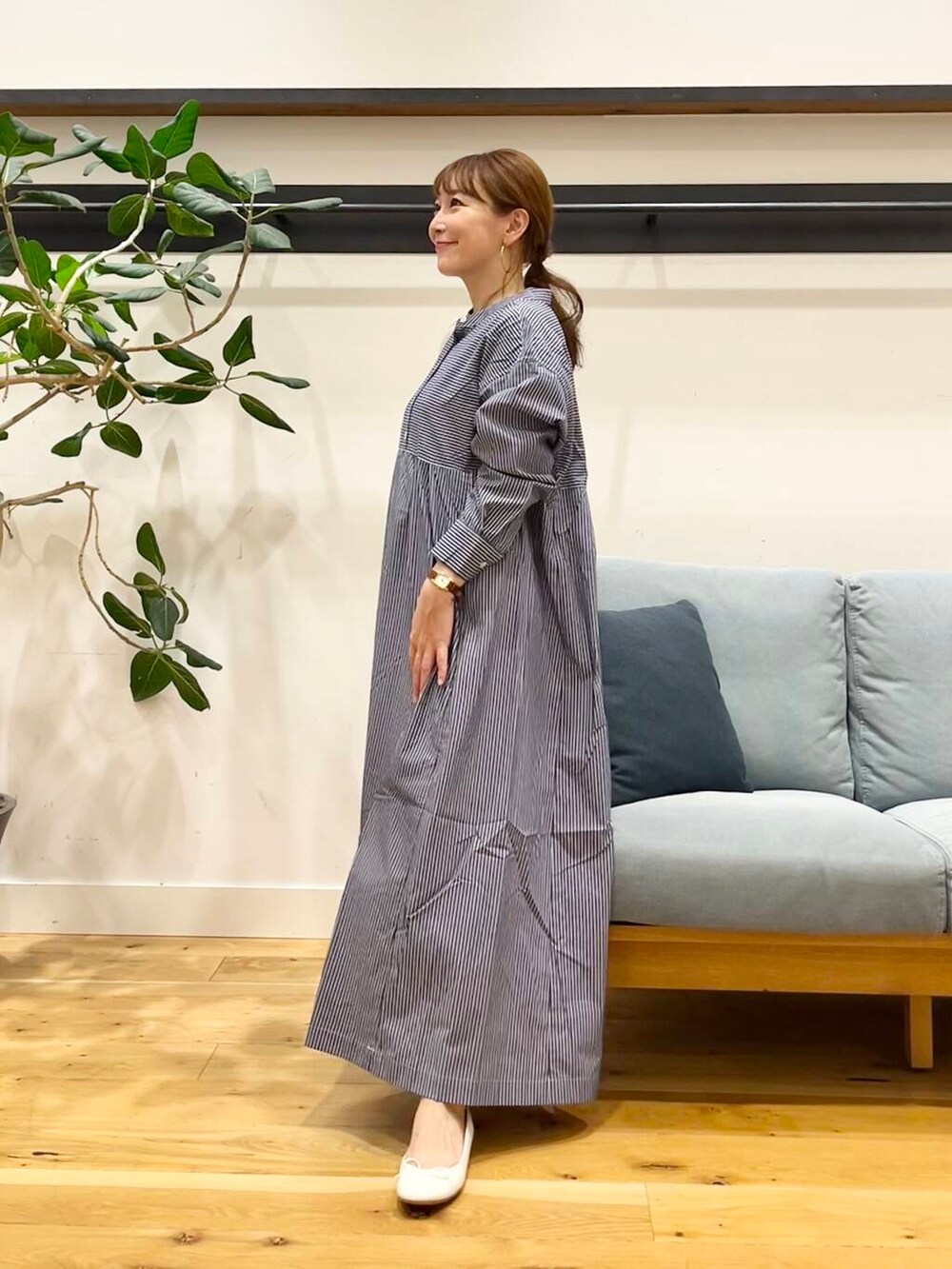 ホワイト系のバレエシューズ、ブルー系のワンピース、グレー系のトートバッグを着用したレディースの夏コーディネートの2枚目の写真