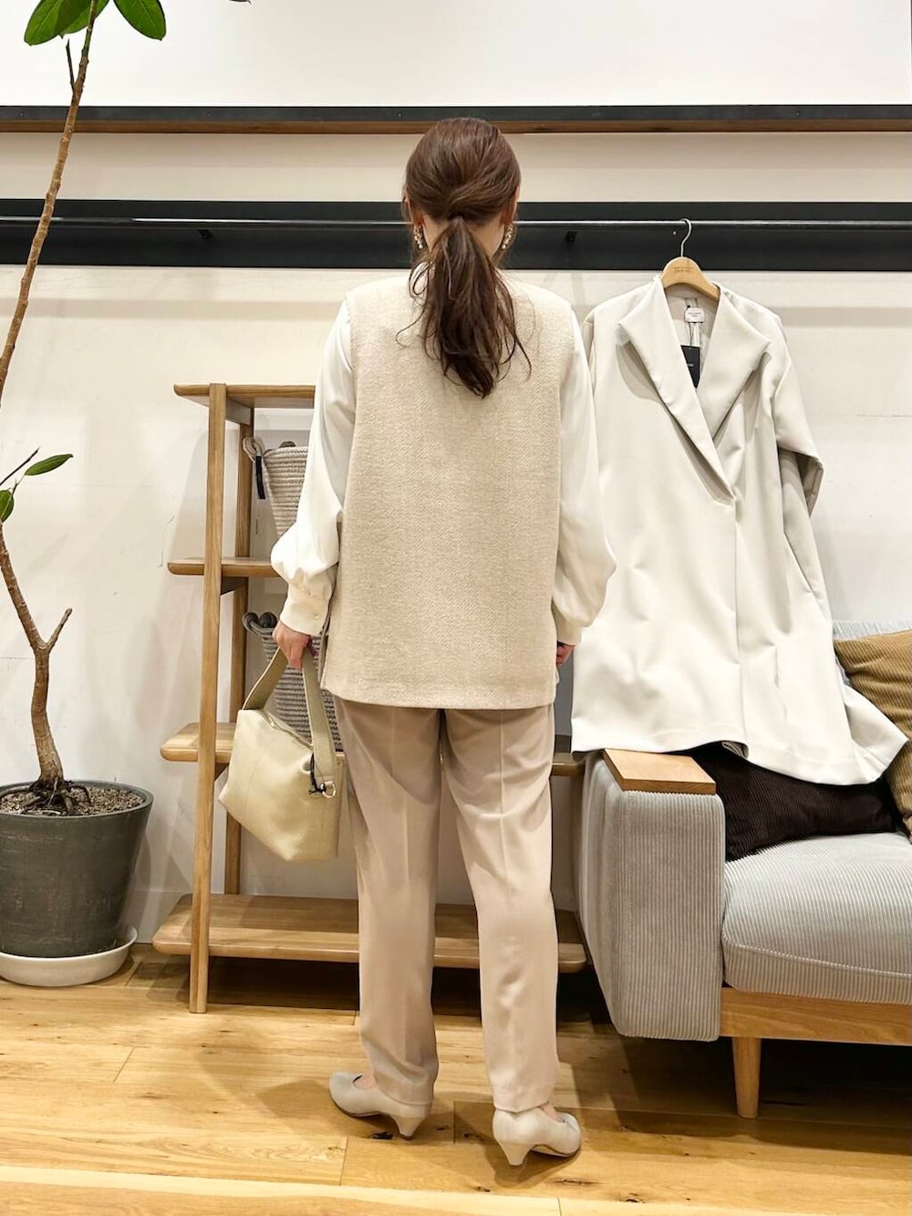 「セレモニースタイル、doors、低身長コーデ、40代、骨格ストレート、イエベ春、ストレート×イエベ春」｜「URBAN RESEARCH DOORSのペプラムトップスセットアップ（セットアップ、ベージュ系）」を使った、+++ゆき+++さん（レディース・151cm）の冬コーディネートの7枚目の写真