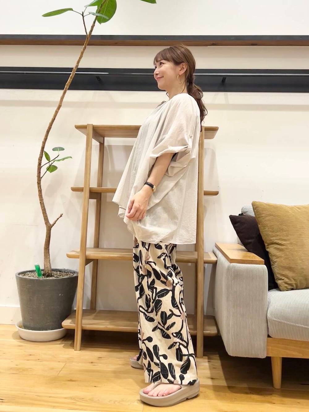 「doors、低身長コーデ、40代、骨格ストレート、イエベ春、ストレート×イエベ春、ストレート×イエベ、洒落見えイージーパンツ×サンダル、私が選ぶセールアイテム25ss」｜「RODE SKOのペーパーコンビショルダーバッグ（ショルダーバッグ、ベージュ系）」を使った、+++ゆき+++さん（レディース・151cm）の夏コーディネートの2枚目の写真