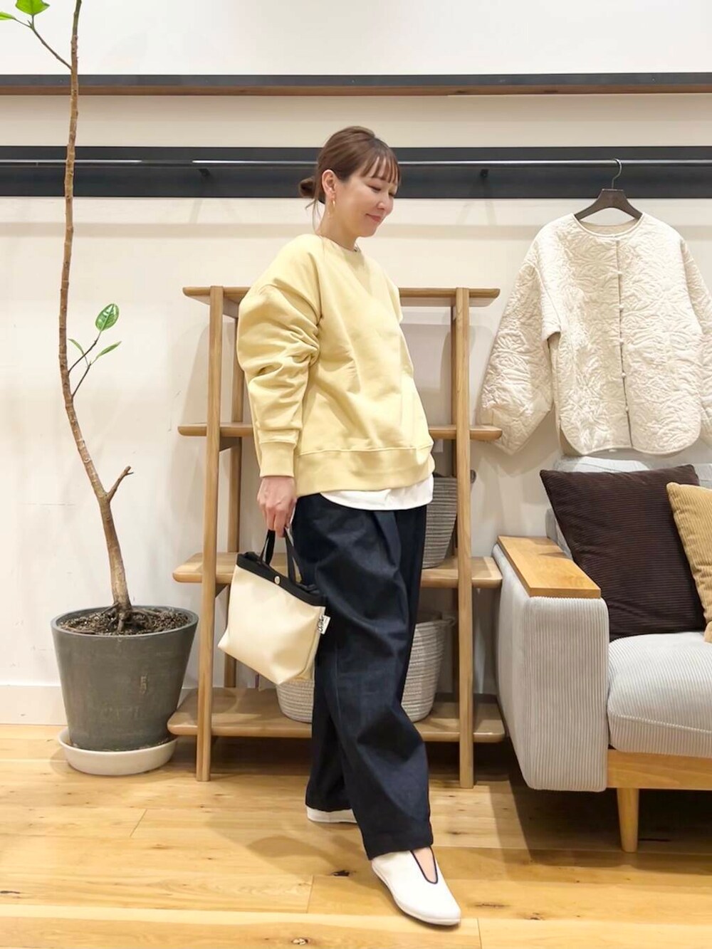 「doors、低身長コーデ、40代、春カラーコーデ、骨格ストレート、イエベ春、ストレート×イエベ春、ストレート×イエベ」｜「URBAN RESEARCH DOORSのUSAコットンラウンドヘムカットソー（Tシャツ/カットソー、ホワイト系）」を使った、+++ゆき+++さん（レディース・151cm）の春コーディネートの4枚目の写真