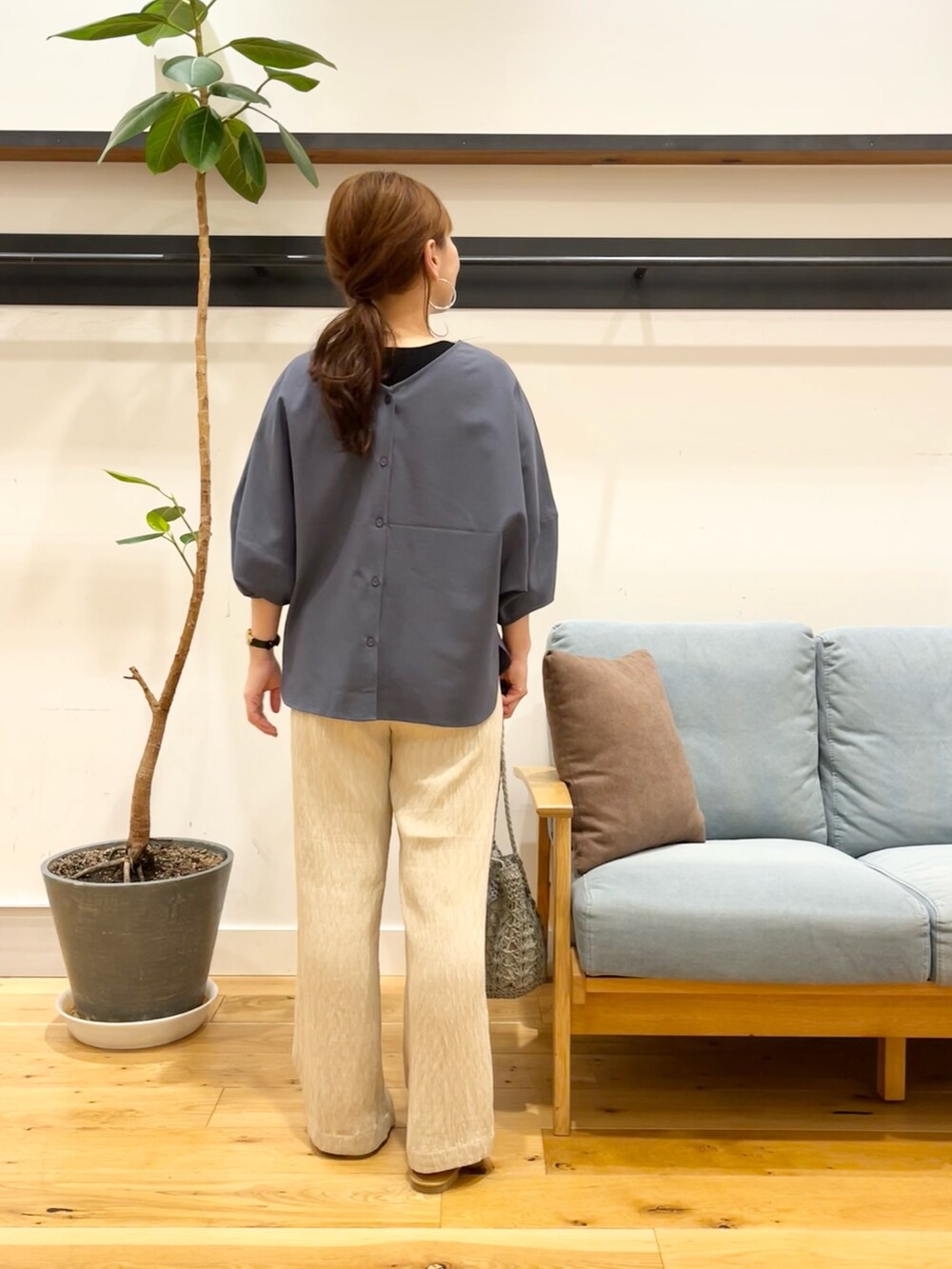 ブルー系のシャツ/ブラウス、ベージュ系のその他パンツ、グリーン系のかごバッグを着用したレディースの春コーディネートの3枚目の写真