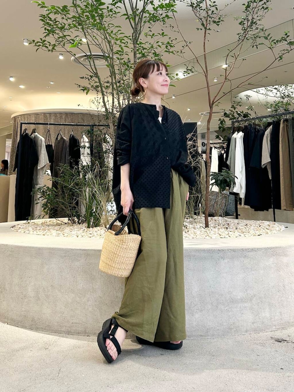 「doors、低身長コーデ、40代、骨格ストレート、イエベ春、ストレート×イエベ春、ストレート×イエベ、万能ブラウスコーデ」｜「かぐれの『2WAY仕様』 ジャガードパッチワークブラウス（シャツ/ブラウス、ブラック系）」を使った、+++ゆき+++さん（レディース・151cm）の夏コーディネートの5枚目の写真