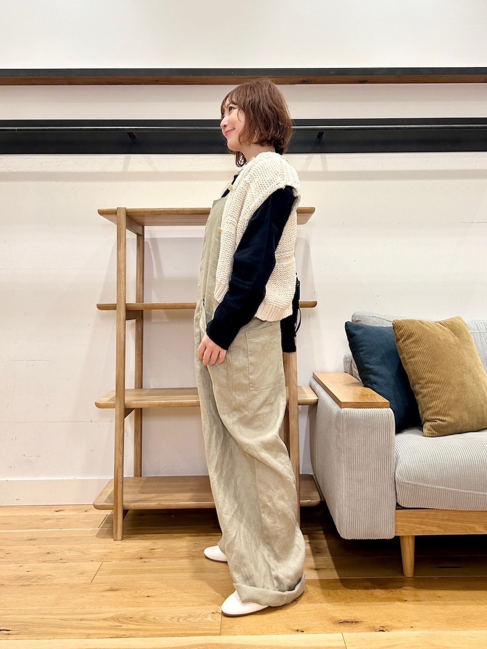 グレー系のサロペット/オーバーオール、ホワイト系のベスト、ブラック系のTシャツ/カットソーを着用したレディースの春コーディネートの2枚目の写真