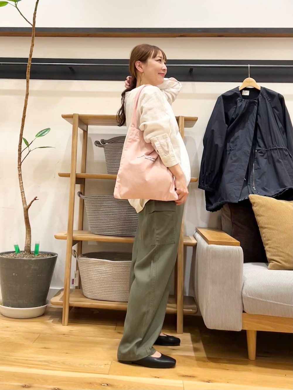 「doors、低身長コーデ、40代、骨格ストレート、イエベ春、ストレート×イエベ春、ストレート×イエベ、シャツが主役の春コーデ」|「RODE SKOの『MADE IN JAPAN』スクエアトゥメリージェーンシューズ(バレエシューズ、ブラック系)」を使った、+++ゆき+++さん(レディース・151cm)の春コーディネートの4枚目の写真