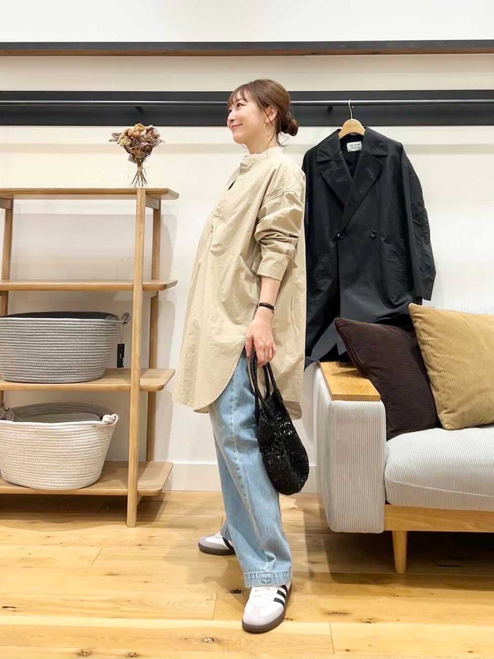 「doors、低身長コーデ、40代、春カラーコーデ、骨格ストレート、イエベ春、ストレート×イエベ春、ストレート×イエベ」｜「FORK&SPOONのFORK&SPOON　オーバーライトミドルコート（その他アウター、ブラック系）」を使った、+++ゆき+++さん（レディース・151cm）の春コーディネートの2枚目の写真