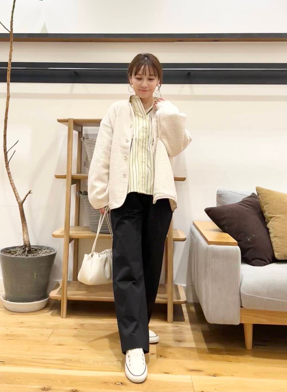 「doors、低身長コーデ、40代、骨格ストレート、イエベ春、ストレート×イエベ春、新作スニーカーコーデ」|「URBAN RESEARCH DOORSのキルトノーカラージャケット(ノーカラージャケット、ホワイト系)」を使った、+++ゆき+++さん(レディース・151cm)の冬コーディネートの4枚目の写真