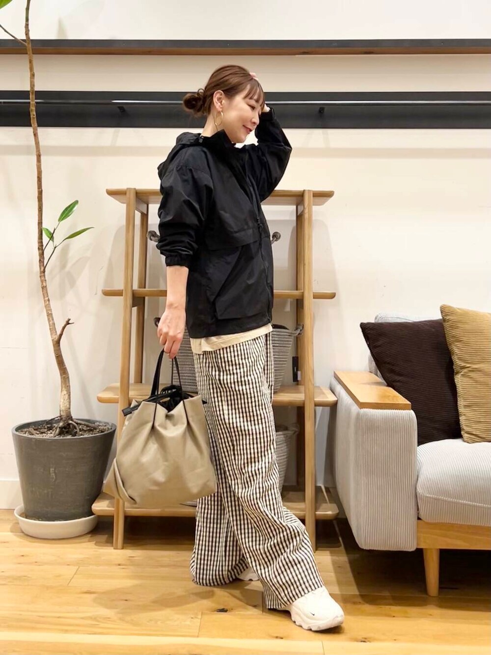 「doors、低身長コーデ、40代、春カラーコーデ、骨格ストレート、イエベ春、ストレート×イエベ春、ストレート×イエベ、春のジャケットスタイル」｜「URBAN RESEARCH DOORSのチェックギャザーイージーパンツ（その他パンツ、ベージュ系）」を使った、+++ゆき+++さん（レディース・151cm）の春コーディネートの3枚目の写真