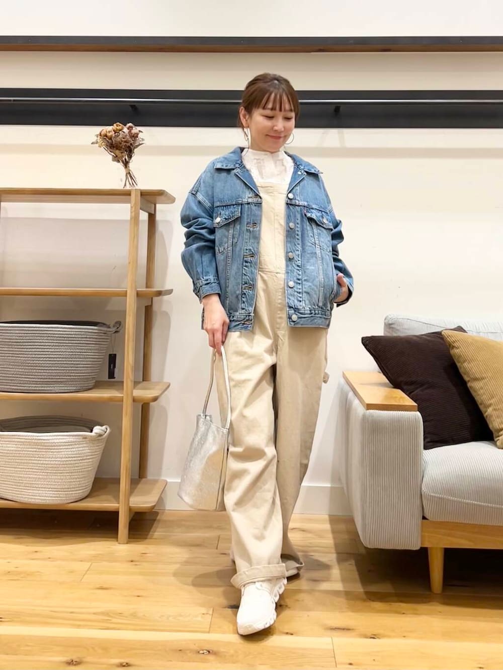 「doors、低身長コーデ、40代、骨格ストレート、イエベ春、ストレート×イエベ春、ストレート×イエベ、私の推しデニムスタイル、新作スニーカーコーデ」｜「RODE SKOのメタリックバケットバッグ（ハンドバッグ、シルバー系）」を使った、+++ゆき+++さん（レディース・151cm）の冬コーディネートの2枚目の写真