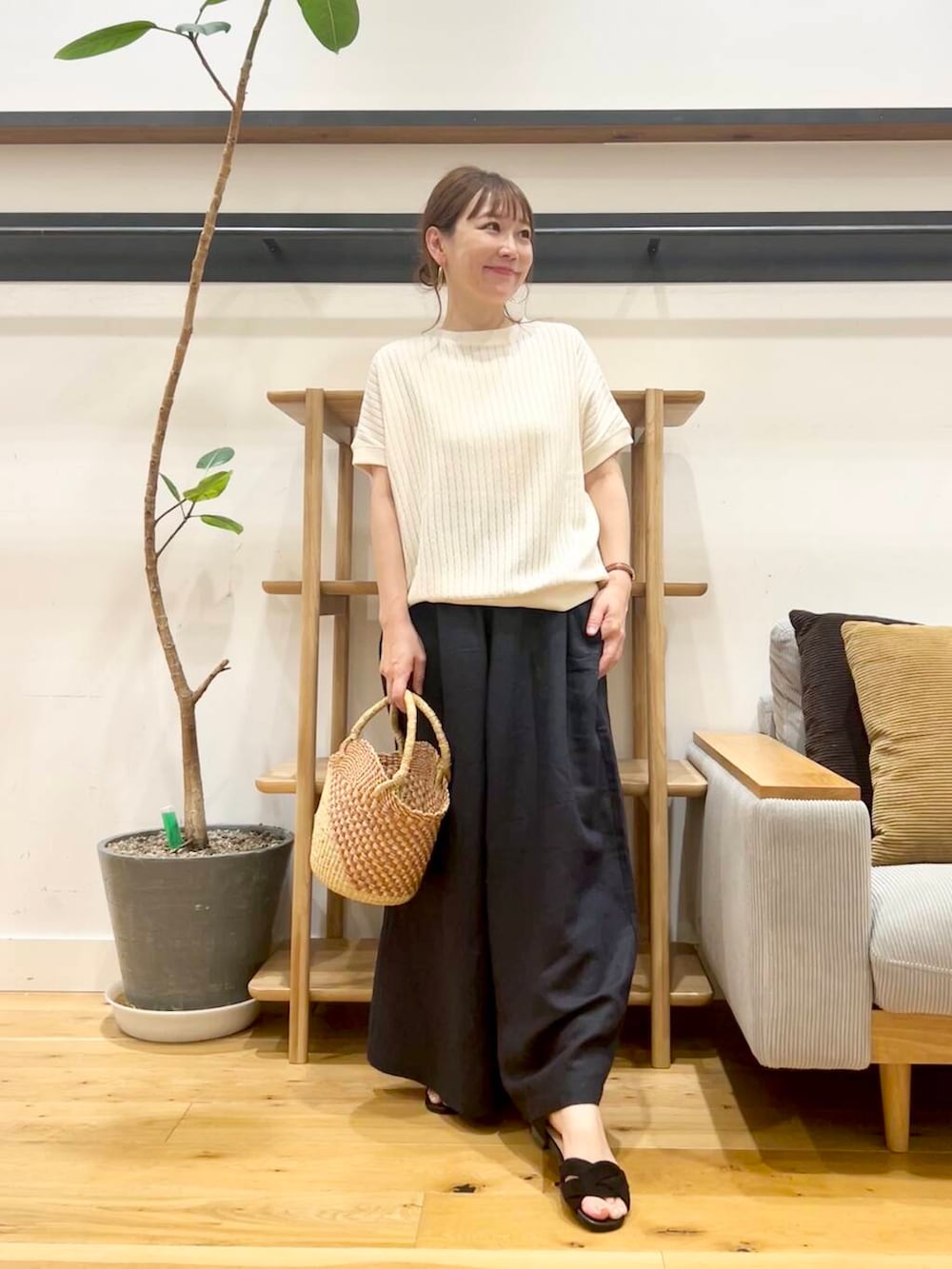 「doors、低身長コーデ、40代、骨格ストレート、イエベ春、ストレート×イエベ春、ストレート×イエベ、一枚で決まるtシャツ」｜「URBAN RESEARCH DOORSの『別注』アフリカンスクエア×DOORS　ボルガ山フォルム（ショルダーバッグ、イエロー系）」を使った、+++ゆき+++さん（レディース・151cm）の夏コーディネートの2枚目の写真