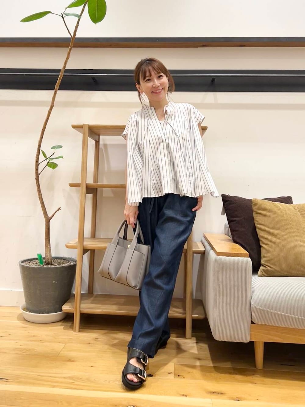 「シャツスタイル、doors、低身長コーデ、40代、骨格ストレート、イエベ春、ストレート×イエベ春、ストレート×イエベ、私が選ぶセールアイテム25ss」|「RODE SKOのプチダブルポケットトートバッグ(トートバッグ、グレー系)」を使った、+++ゆき+++さん(レディース・151cm)の夏コーディネートの4枚目の写真