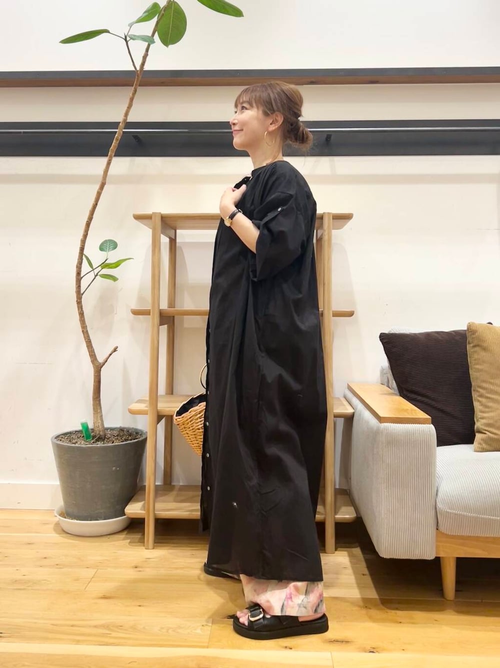 「doors、低身長コーデ、40代、骨格ストレート、イエベ春、ストレート×イエベ春、ストレート×イエベ、リネン着こなし術」｜「URBAN RESEARCH DOORSのコットンボイルロールアップハーフスリーブワンピース（ワンピース、ブラック系）」を使った、+++ゆき+++さん（レディース・151cm）の夏コーディネートの3枚目の写真