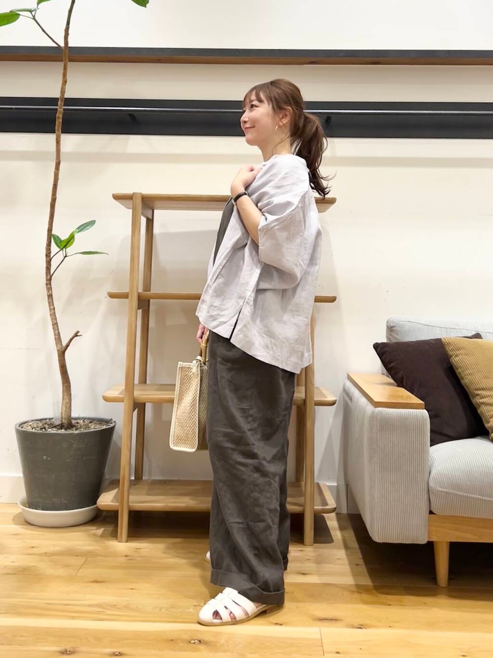 「doors、低身長コーデ、サンダルコーデ、40代、骨格ストレート、イエベ春、ストレート×イエベ春、ストレート×イエベ」｜「URBAN RESEARCH DOORSのグルカサンダル（サンダル、ホワイト系）」を使った、+++ゆき+++さん（レディース・151cm）の春コーディネートの2枚目の写真
