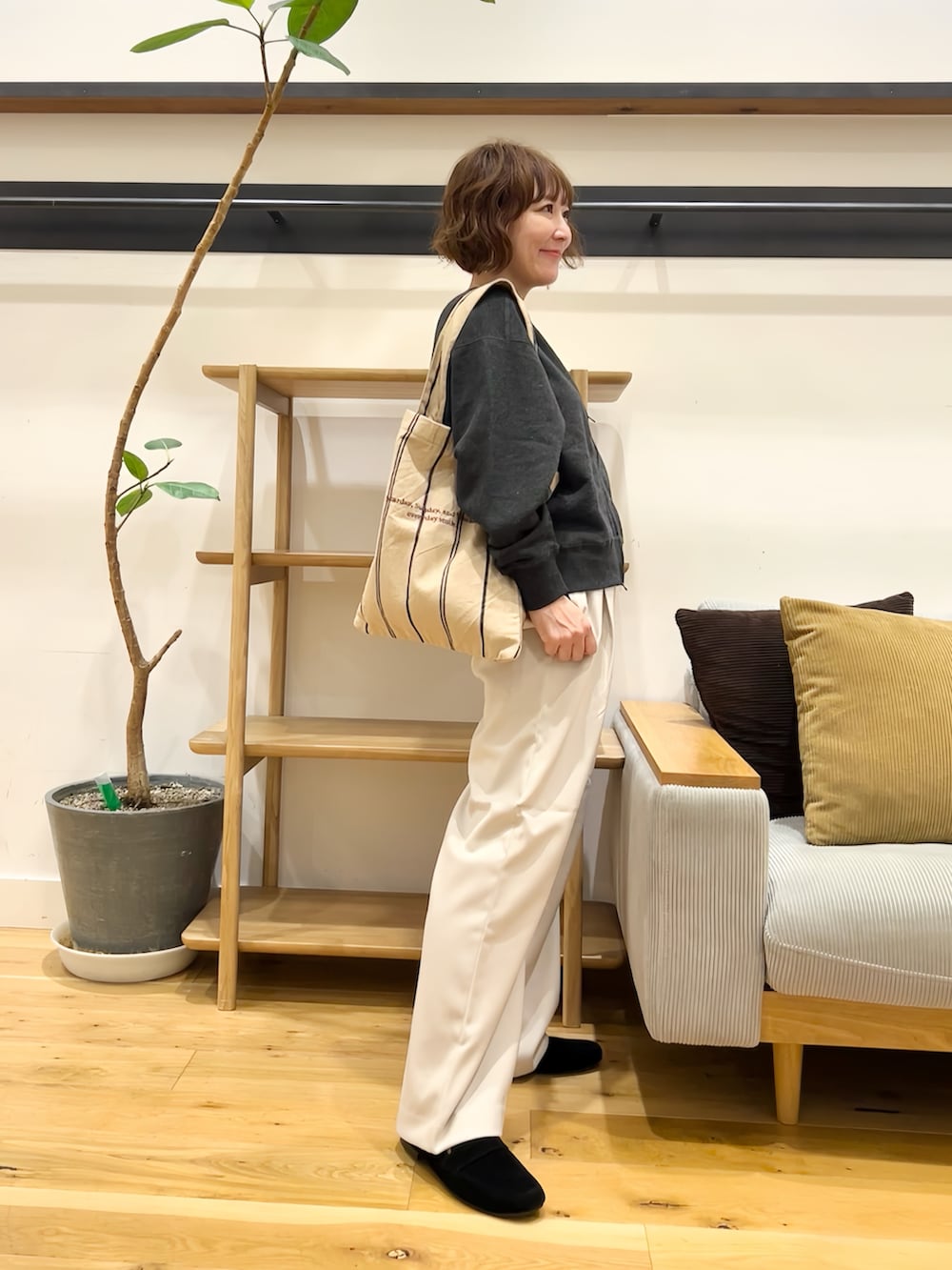 グレー系のカーディガン/ボレロ、グレー系のその他パンツ、ベージュ系のトートバッグを着用したレディースの秋コーディネートの4枚目の写真