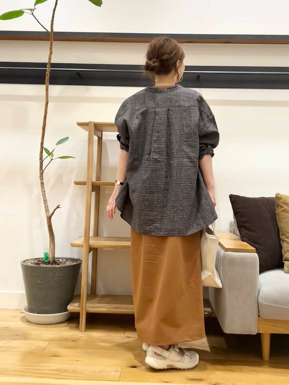 「doors、低身長コーデ、フェスコーデ、40代、骨格ストレート、イエベ春、ストレート×イエベ春、ストレート×イエベ」｜「FORK&SPOONのFORK&SPOON　コットンリネンロングスリーブシャツ（シャツ/ブラウス、ブルー系）」を使った、+++ゆき+++さん（レディース・151cm）の春コーディネートの5枚目の写真