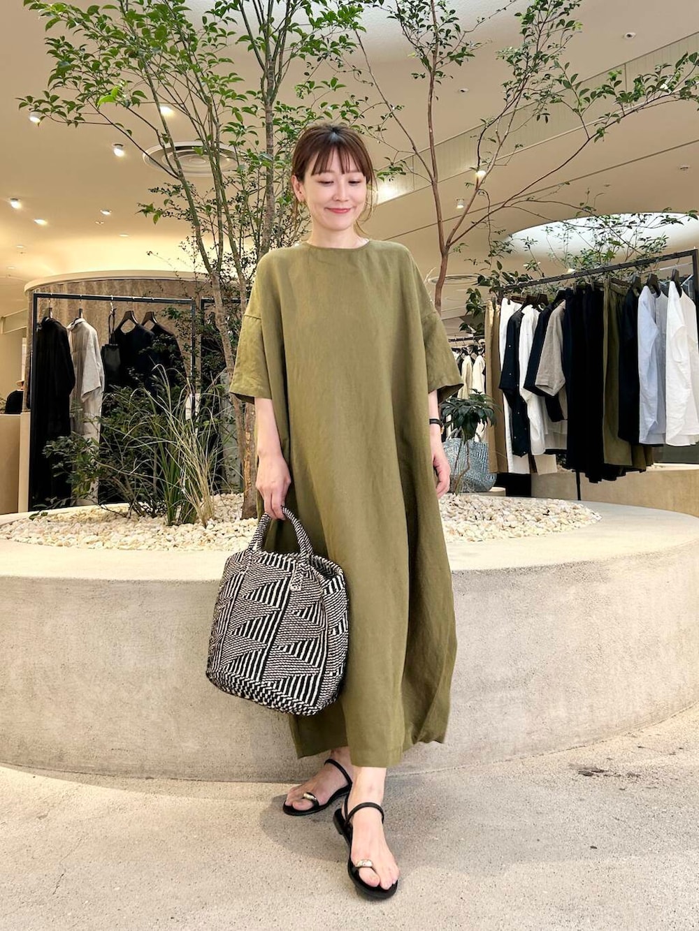 「doors、低身長コーデ、サンダルコーデ、40代、骨格ストレート、イエベ春、ストレート×イエベ春、ストレート×イエベ、リネン着こなし術」｜「かぐれの『2サイズ展開』リネンレーヨンワイドワンピース（ワンピース、グリーン系）」を使った、+++ゆき+++さん（レディース・151cm）の夏コーディネートの6枚目の写真