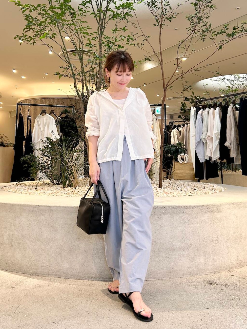 「シャツスタイル、doors、低身長コーデ、40代、骨格ストレート、イエベ春、ストレート×イエベ春、ストレート×イエベ、洒落見えイージーパンツ×サンダル」｜「NICOLAS LAINASの『別注』NICOLAS LAINAS×URBAN RESEARCH　リングサンダル（サンダル、ブラック系）」を使った、+++ゆき+++さん（レディース・151cm）の夏コーディネートの2枚目の写真