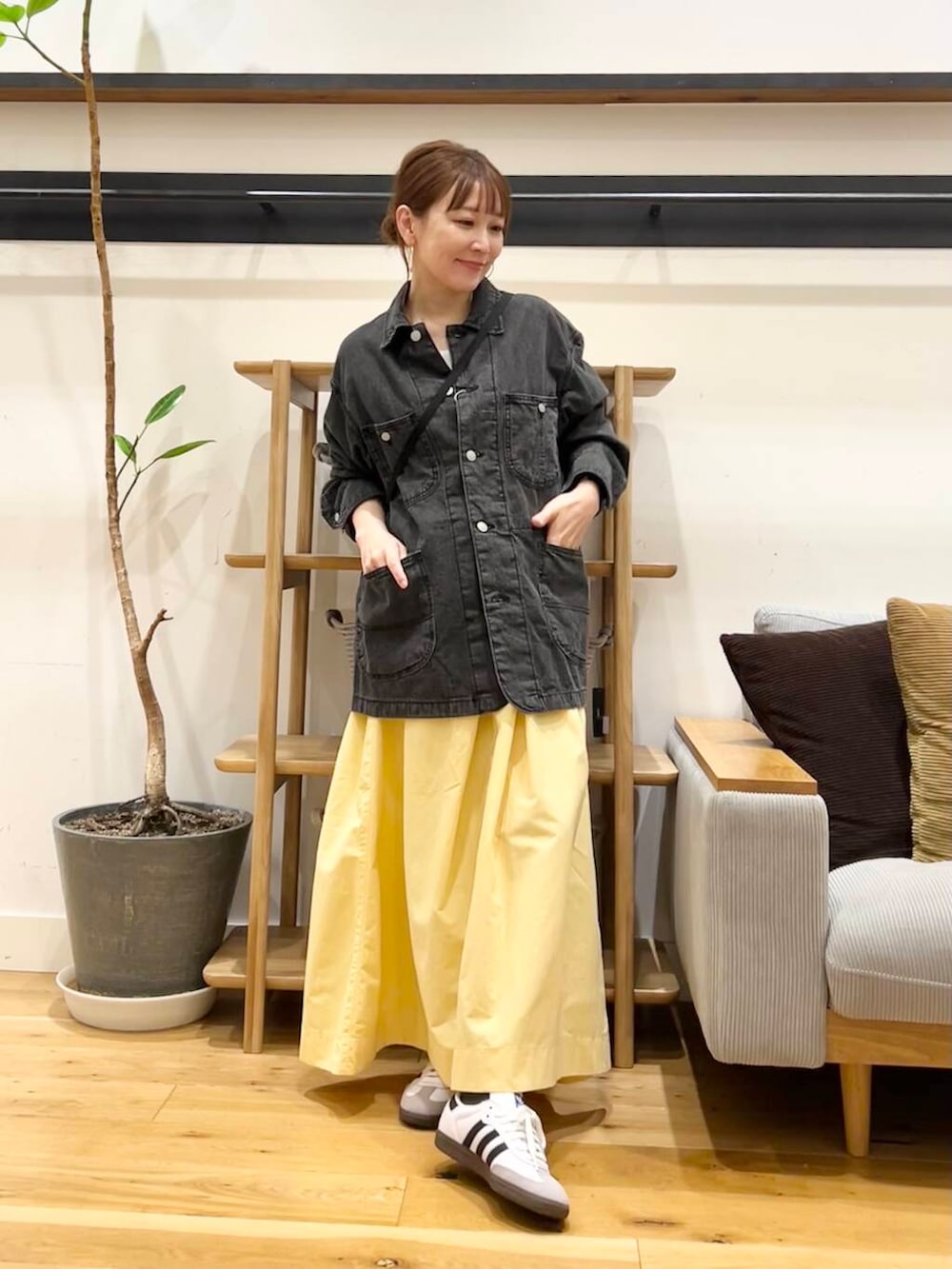 「doors、低身長コーデ、40代、春カラーコーデ、骨格ストレート、イエベ春、ストレート×イエベ春、ストレート×イエベ、新作スニーカーコーデ」｜「adidasのadidas　SAMBA OG（スニーカー、ホワイト系）」を使った、+++ゆき+++さん（レディース・151cm）の春コーディネートの4枚目の写真