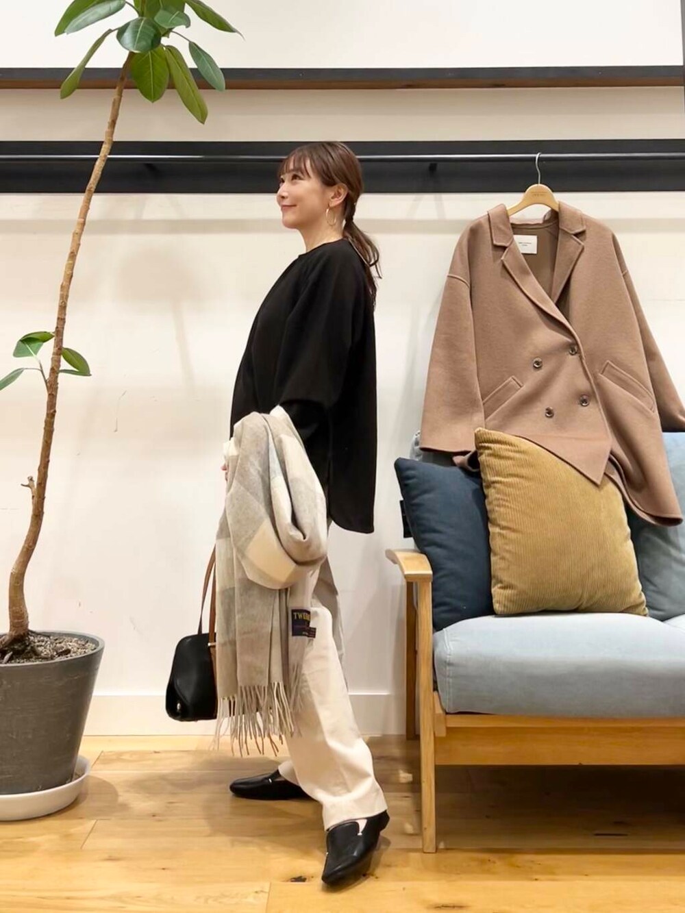 ブラック系のローファー、ブラウン系のその他アウター、ホワイト系のその他パンツを着用したレディースの冬コーディネートの2枚目の写真