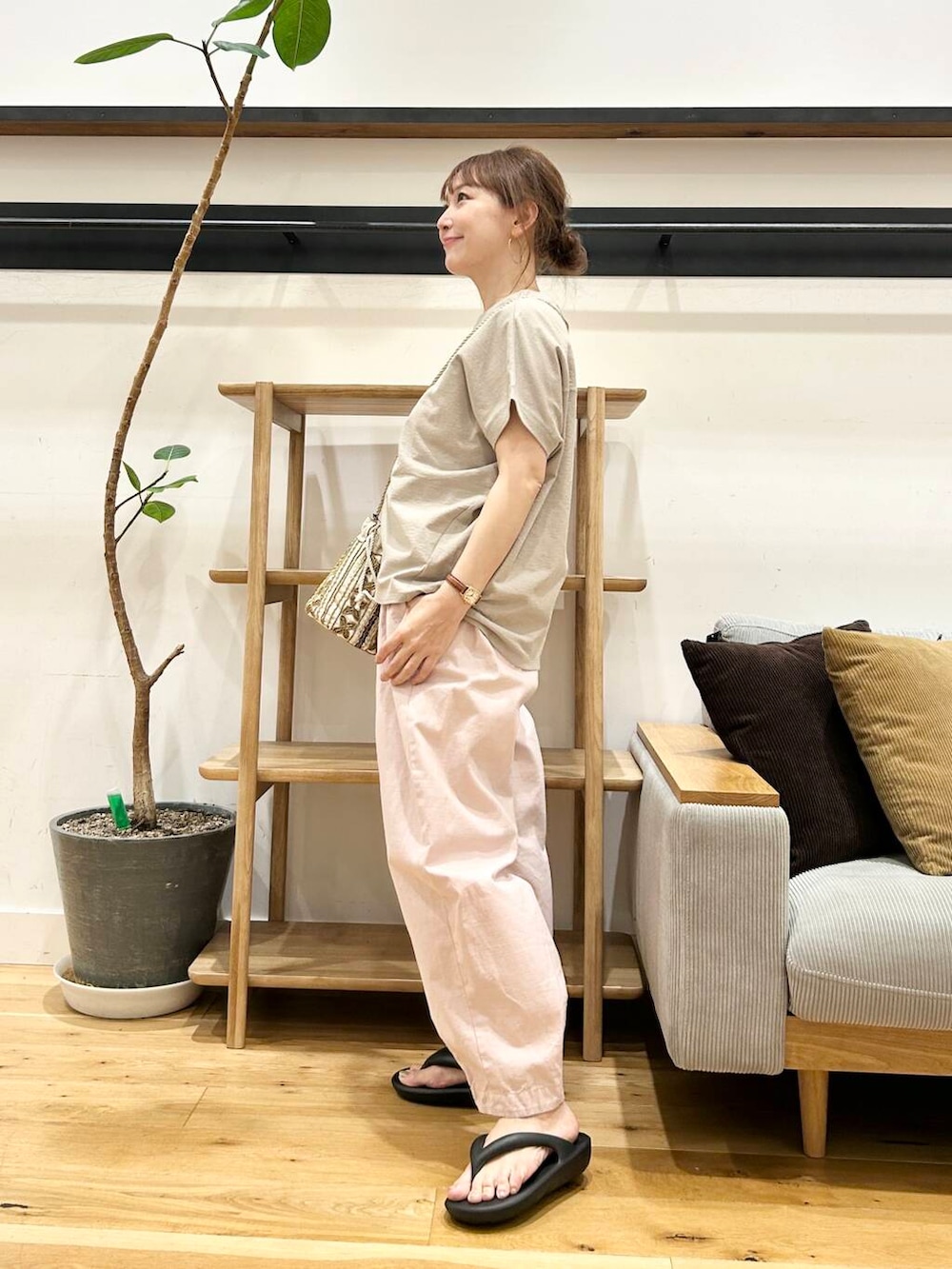 「doors、低身長コーデ、40代、骨格ストレート、イエベ春、ストレート×イエベ春、ストレート×イエベ、一枚で決まるtシャツ、洒落見えイージーパンツ×サンダル、私が選ぶセールアイテム25ss」｜「かぐれのカラーコクーンパンツ（その他パンツ、ピンク系）」を使った、+++ゆき+++さん（レディース・151cm）の夏コーディネートの4枚目の写真