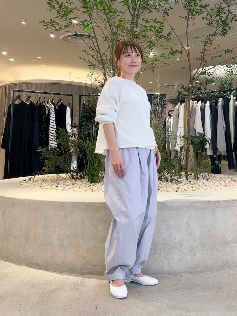 ホワイト系のタンクトップ、ホワイト系のニット/セーター、パープル系のその他パンツを着用したレディースの春コーディネートの5枚目の写真