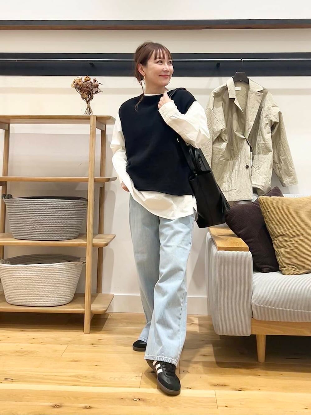 「doors、低身長コーデ、40代、骨格ストレート、イエベ春、ストレート×イエベ春、ストレート×イエベ、私の推しデニムスタイル、春色ニットコーデ」｜「RODE SKOのタッセル軽量2WAYシンプルトートバッグ（トートバッグ、ブラック系）」を使った、+++ゆき+++さん（レディース・151cm）の春コーディネートの8枚目の写真