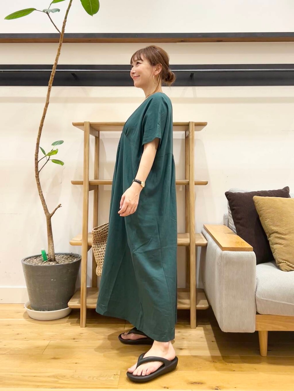 「doors、低身長コーデ、40代、骨格ストレート、イエベ春、ストレート×イエベ春、ストレート×イエベ、リネン着こなし術」｜「RODE SKOのウッドハンドルペーパーバッグ（トートバッグ、ベージュ系）」を使った、+++ゆき+++さん（レディース・151cm）の夏コーディネートの2枚目の写真