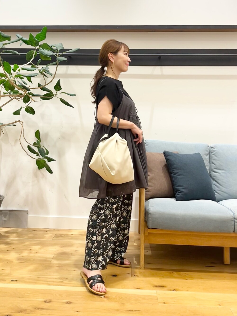 ブラック系のキャミソール、レッド系のその他パンツ、グリーン系のトートバッグを着用したレディースの秋コーディネートの3枚目の写真