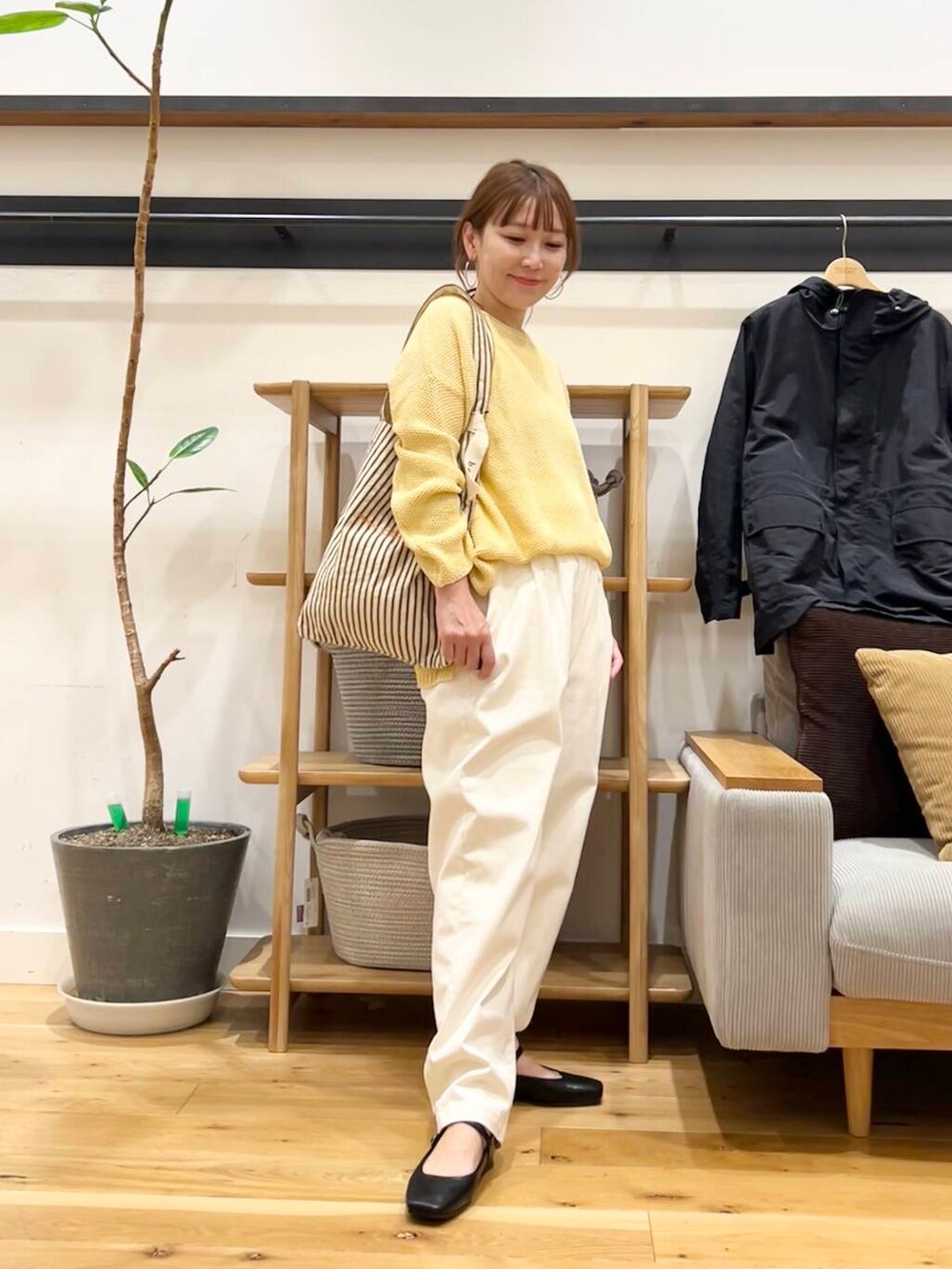「doors、低身長コーデ、40代、春カラーコーデ、骨格ストレート、イエベ春、ストレート×イエベ春、ストレート×イエベ」|「URBAN RESEARCH DOORSのペーパーヤーンニュアンスニット(ニット/セーター、イエロー系)」を使った、+++ゆき+++さん(レディース・151cm)の春コーディネートの2枚目の写真