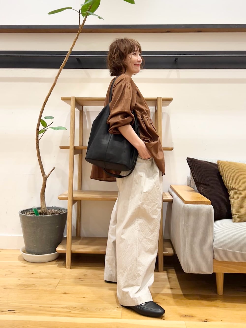 ブラウン系のシャツ/ブラウス、グレー系のその他パンツ、ブラック系のパンプスを着用したレディースの秋コーディネートの5枚目の写真