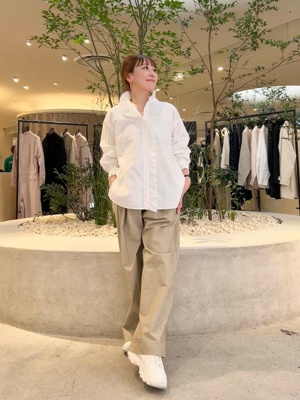 「doors、低身長コーデ、40代、骨格ストレート、イエベ春、ストレート×イエベ春、ストレート×イエベ、シャツが主役の春コーデ」｜「NIKEのNIKE　TC7900（スニーカー、ホワイト系）」を使った、+++ゆき+++さん（レディース・151cm）の春コーディネートの4枚目の写真