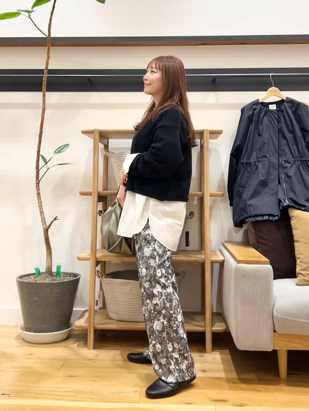 「doors、低身長コーデ、40代、春カラーコーデ、骨格ストレート、イエベ春、ストレート×イエベ春、ストレート×イエベ、春のジャケットスタイル」｜「RODE SKOの『MADE IN JAPAN』ソフトコインローファー（ローファー、ブラック系）」を使った、+++ゆき+++さん（レディース・151cm）の春コーディネートの3枚目の写真
