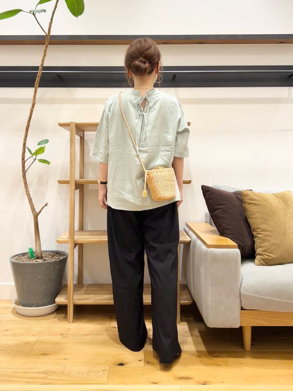 「40代、骨格ストレート、イエベ春、ストレート×イエベ春、ストレート×イエベ、リネン着こなし術、夏の涼しげパンツコーデ、洒落見えイージーパンツ×サンダル」|「URBAN RESEARCH DOORSのミニカゴショルダーバッグ(ショルダーバッグ、ベージュ系)」を使った、+++ゆき+++さん(レディース・151cm)の夏コーディネートの6枚目の写真
