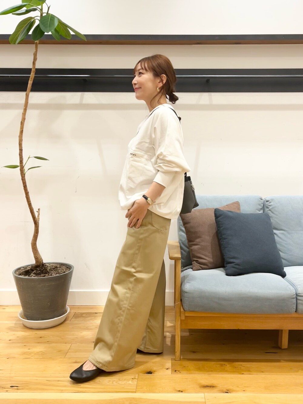 ホワイト系のTシャツ/カットソー、グレー系のショルダーバッグ、ベージュ系のその他パンツを着用したレディースの冬コーディネートの3枚目の写真