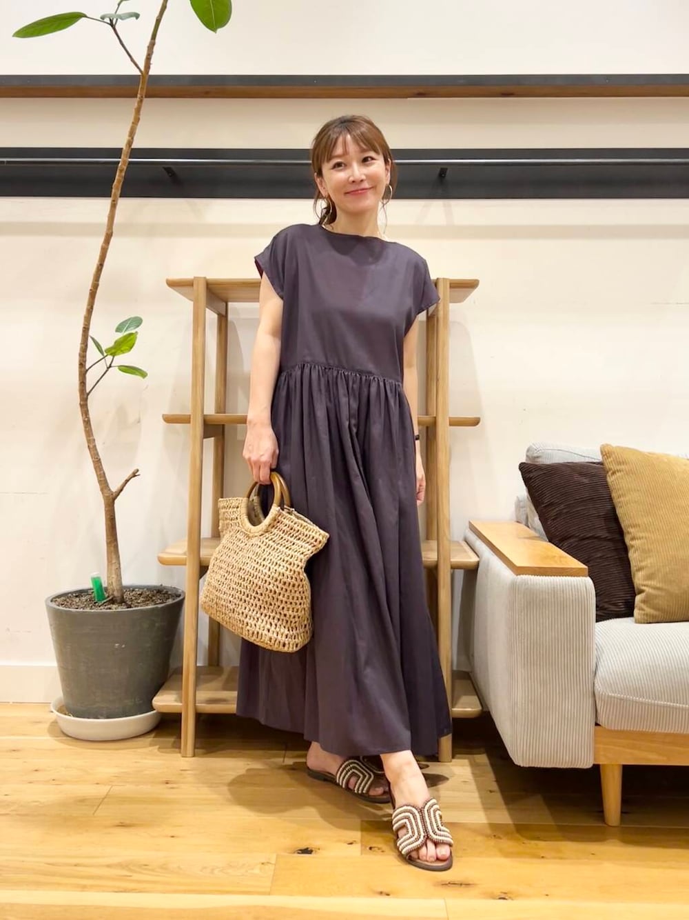 「doors、低身長コーデ、40代、骨格ストレート、イエベ春、ストレート×イエベ春、ストレート×イエベ、トレンドシアーアイテム」｜「RODE SKOのウッドハンドルペーパーバッグ（トートバッグ、ベージュ系）」を使った、+++ゆき+++さん（レディース・151cm）の夏コーディネートの2枚目の写真