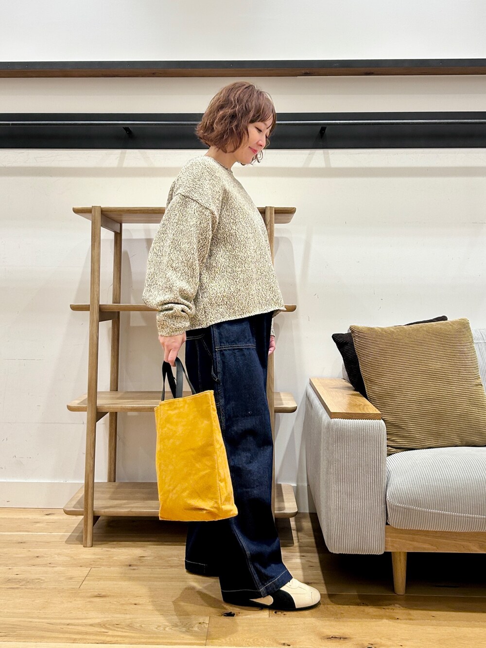ベージュ系のニット/セーター、ブルー系のその他パンツ、ベージュ系のスニーカーを着用したレディースの冬コーディネートの3枚目の写真