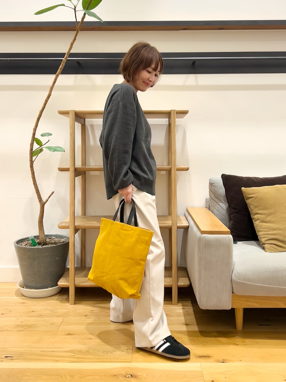 グレー系のニット/セーター、グレー系のその他パンツ、イエロー系のトートバッグを着用したレディースの秋コーディネートの4枚目の写真