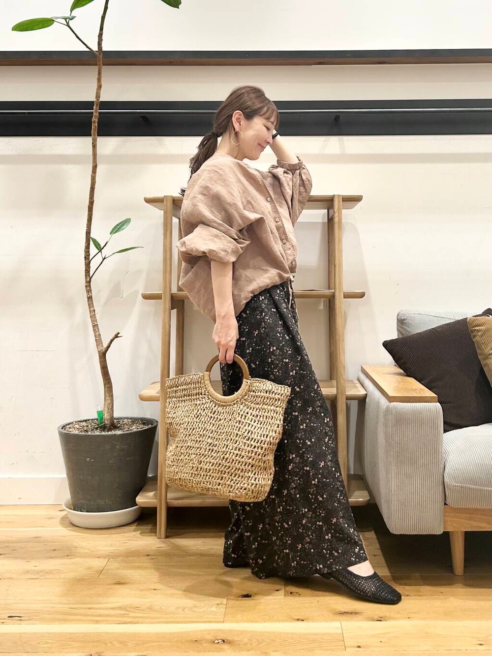 「doors、低身長コーデ、40代、骨格ストレート、イエベ春、ストレート×イエベ春、即戦力ブラウスコーデ、ストレート×イエベ、初夏のお出掛けコーデ」|「RODE SKOのウッドハンドルペーパーバッグ(トートバッグ、ベージュ系)」を使った、+++ゆき+++さん(レディース・151cm)の春コーディネートの5枚目の写真