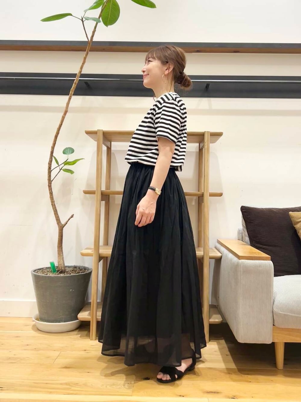 「doors、低身長コーデ、40代、骨格ストレート、イエベ春、ストレート×イエベ春、ストレート×イエベ、ワンピース×低身長、最旬サンダルスタイル」｜「URBAN RESEARCH DOORSの『一部WEB限定カラー』セパレートフラットサンダル（サンダル、ブラック系）」を使った、+++ゆき+++さん（レディース・151cm）の夏コーディネートの2枚目の写真