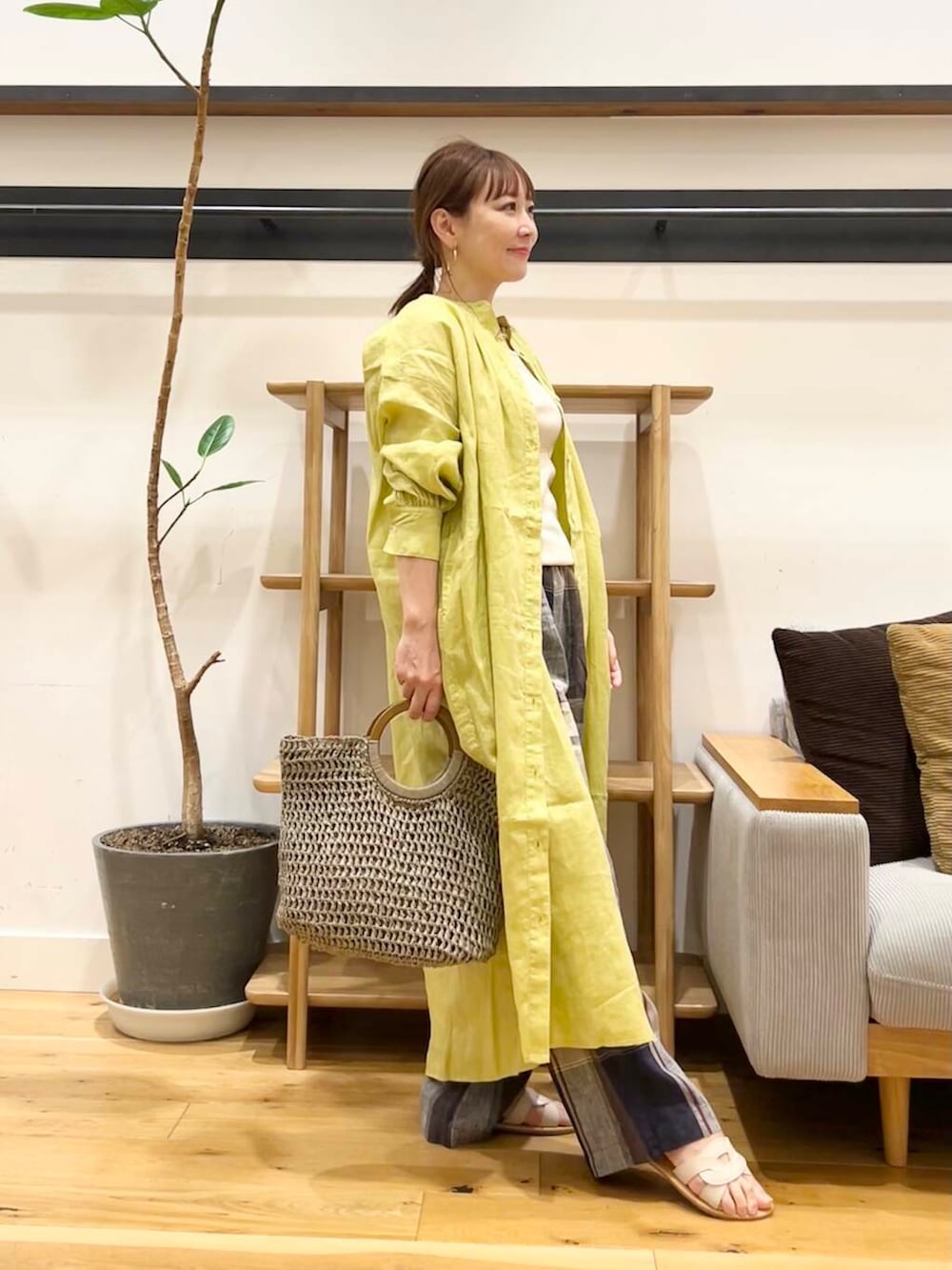 「doors、低身長コーデ、40代、春カラーコーデ、骨格ストレート、イエベ春、ストレート×イエベ春、ストレート×イエベ」｜「URBAN RESEARCH DOORSのリネンチェックイージーパンツ（その他パンツ、ブルー系）」を使った、+++ゆき+++さん（レディース・151cm）の春コーディネートの4枚目の写真