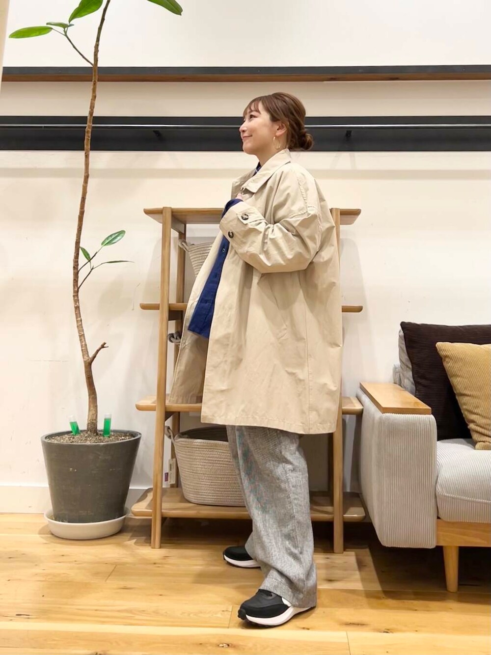 「doors、低身長コーデ、40代、骨格ストレート、イエベ春、ストレート×イエベ春、ストレート×イエベ、シャツが主役の春コーデ」｜「URBAN RESEARCH DOORSのスタンドカラーミドルコート（その他アウター、ベージュ系）」を使った、+++ゆき+++さん（レディース・151cm）の春コーディネートの7枚目の写真