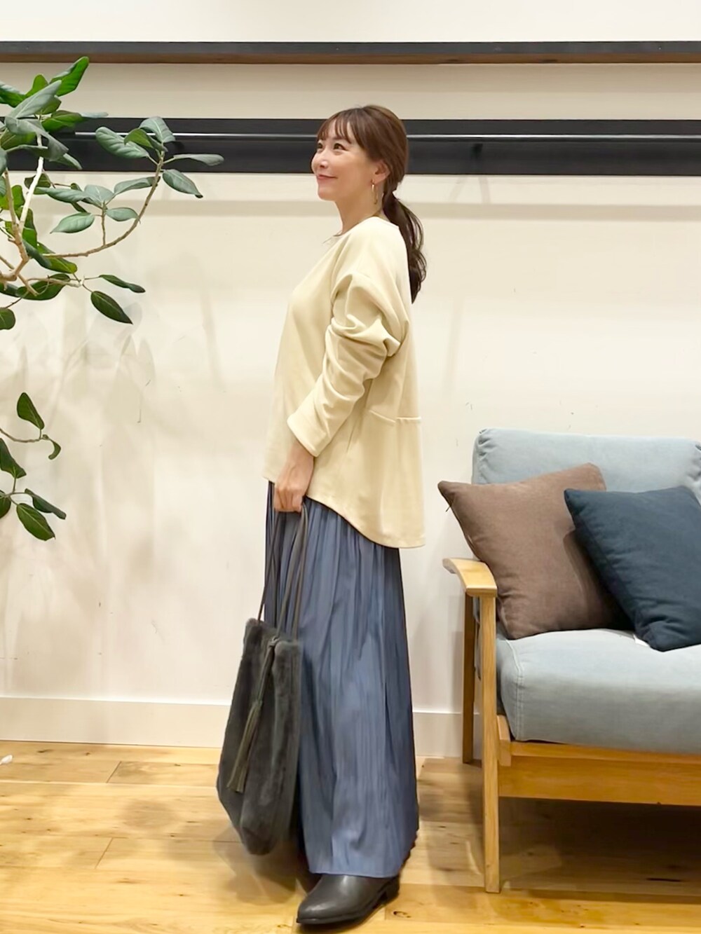 ホワイト系のTシャツ/カットソー、グレー系のトートバッグ、ブルー系のスカートを着用したレディースの秋コーディネートの2枚目の写真