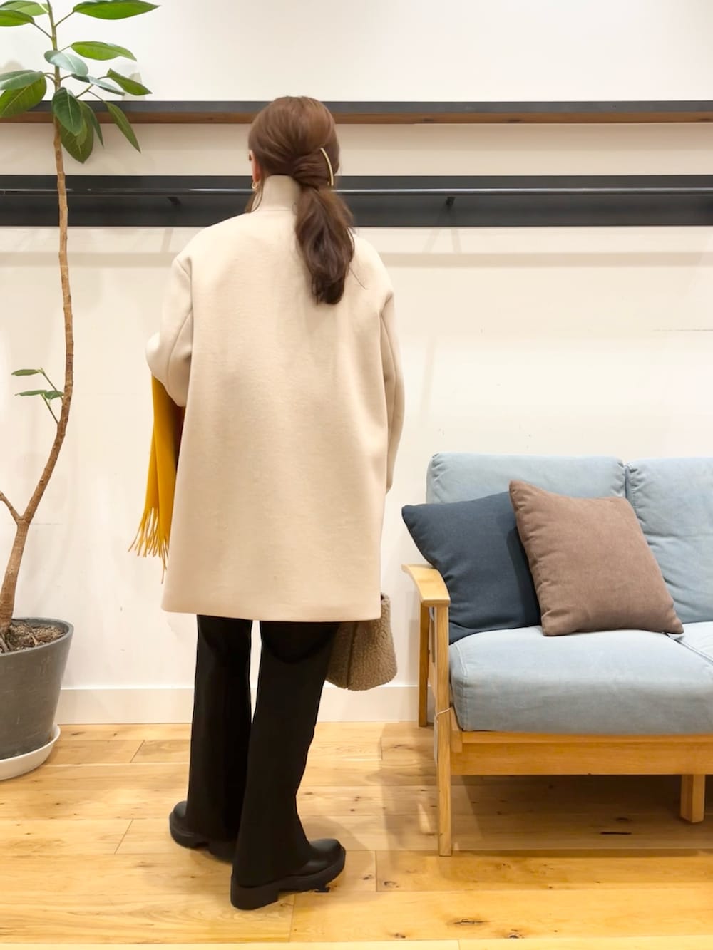 ホワイト系のその他アウター、ブラック系のその他パンツ、ベージュ系のショルダーバッグを着用したレディースの冬コーディネートの3枚目の写真