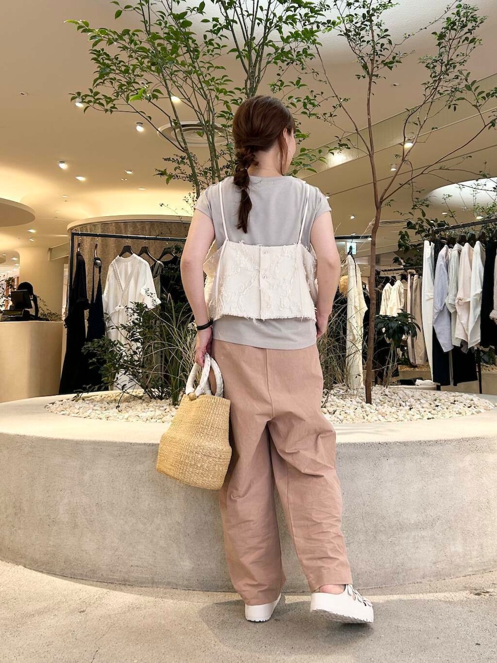 「doors、低身長コーデ、40代、骨格ストレート、イエベ春、ストレート×イエベ春、ストレート×イエベ、カジュアル派のtシャツコーデ」｜「かぐれのジャガードキャミソール（Tシャツ/カットソー、ホワイト系）」を使った、+++ゆき+++さん（レディース・151cm）の夏コーディネートの5枚目の写真