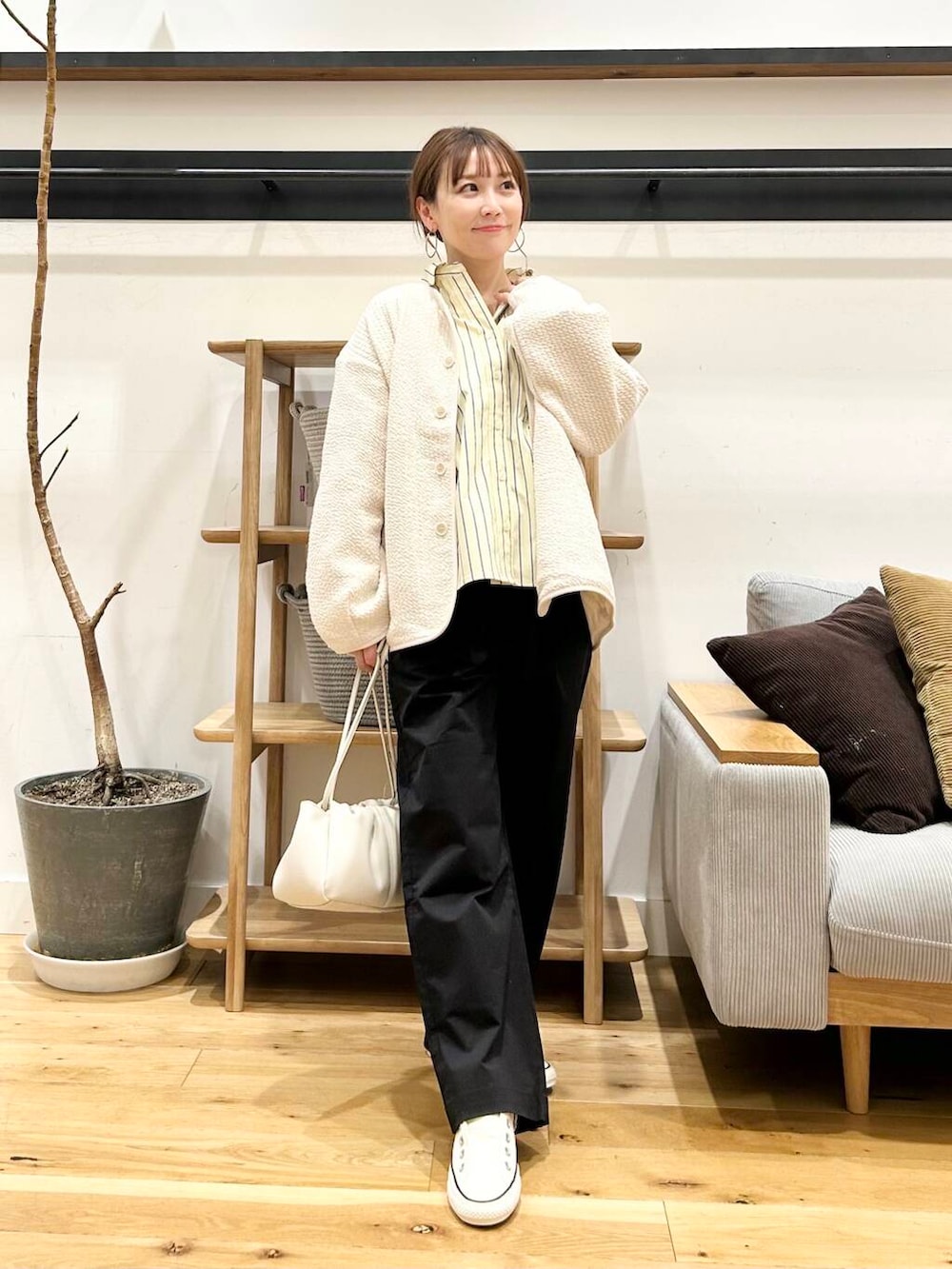 「doors、低身長コーデ、40代、骨格ストレート、イエベ春、ストレート×イエベ春、新作スニーカーコーデ」|「URBAN RESEARCH DOORSのキルトノーカラージャケット(ノーカラージャケット、ホワイト系)」を使った、+++ゆき+++さん(レディース・151cm)の冬コーディネートの7枚目の写真