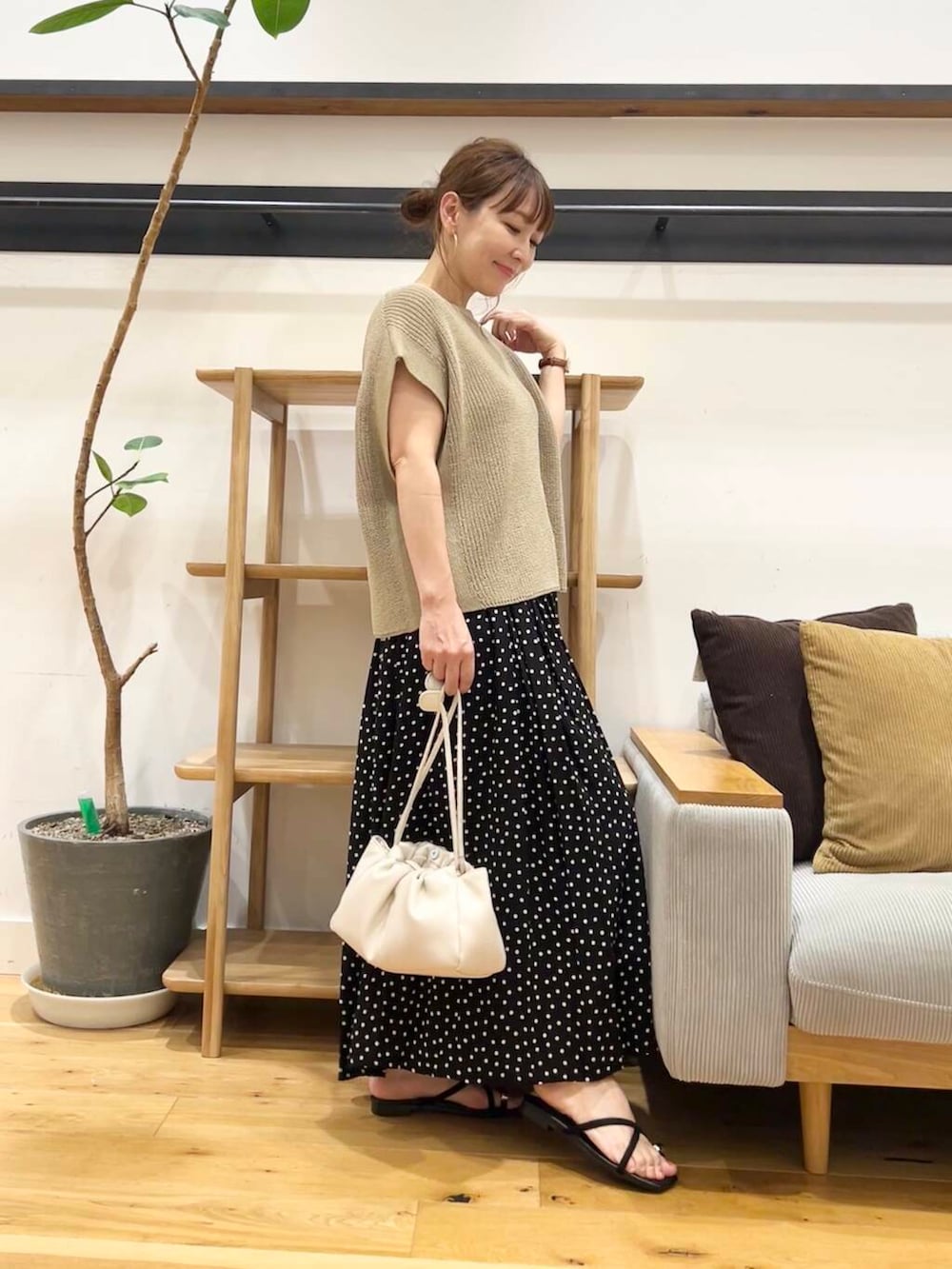 「doors、低身長コーデ、40代、骨格ストレート、イエベ春、ストレート×イエベ春、ストレート×イエベ、リネン着こなし術、私が選ぶセールアイテム25ss」｜「URBAN RESEARCH DOORSの2WAY巾着ショルダーバッグ（ショルダーバッグ、ホワイト系）」を使った、+++ゆき+++さん（レディース・151cm）の夏コーディネートの5枚目の写真