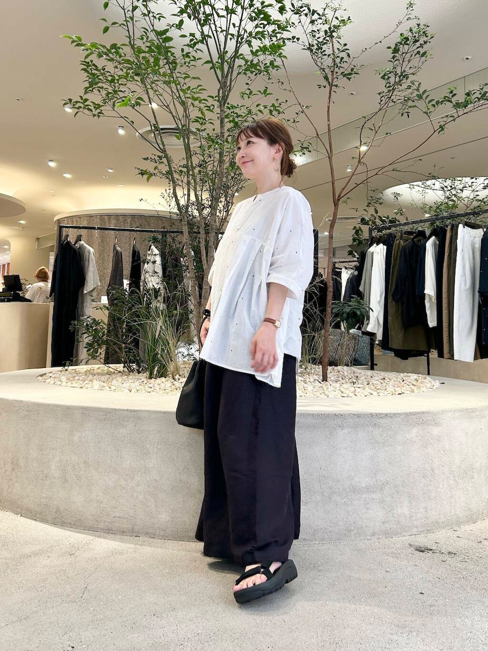 「doors、低身長コーデ、40代、骨格ストレート、イエベ春、ストレート×イエベ春、ストレート×イエベ、万能ブラウスコーデ」｜「かぐれのドット刺しゅうワイドプルオーバー（シャツ/ブラウス、ホワイト系）」を使った、+++ゆき+++さん（レディース・151cm）の夏コーディネートの3枚目の写真